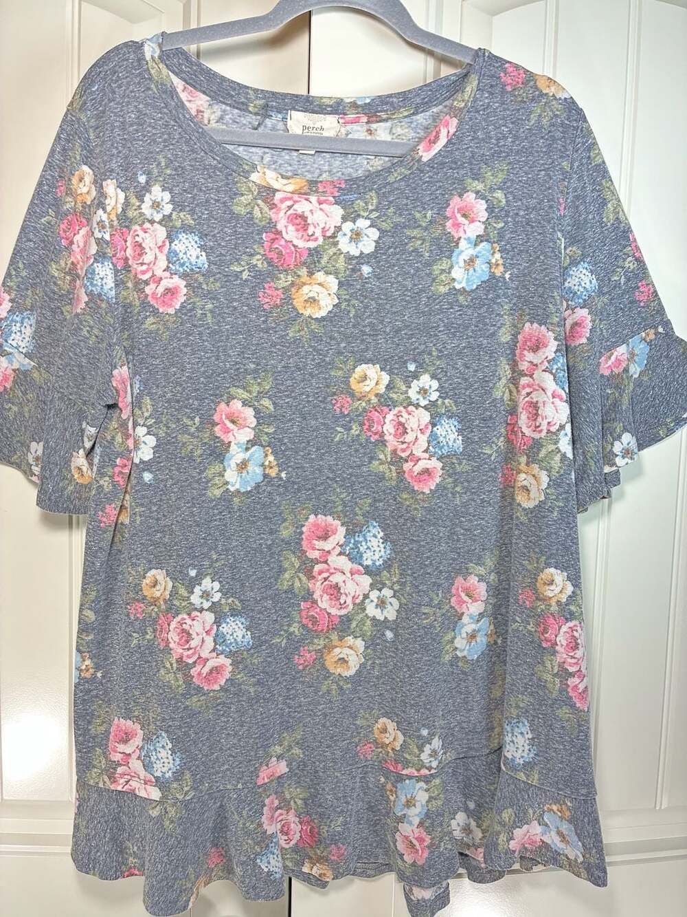 Perch By Blu Pepper Floral T-Shirt Size 1XL Gray Pink Blue Ruffle Hem